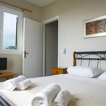 Daire Irena Studios & Apartments Svoronata