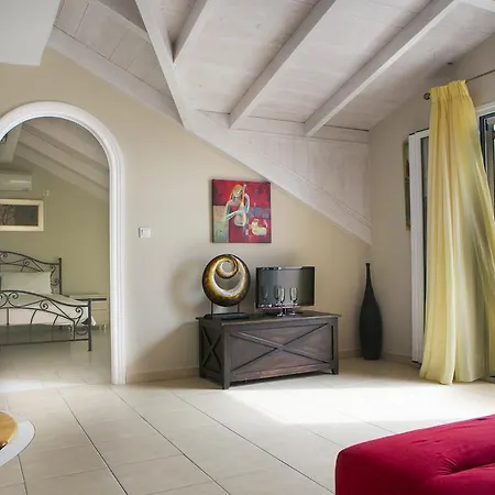 Daire Irena Studios & Apartments